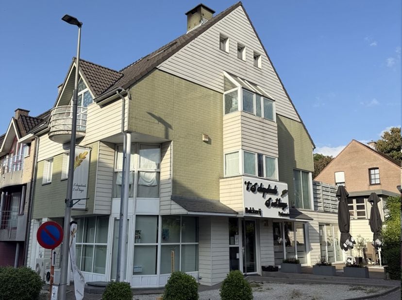 Dit opbrengstgebouw van bouwjaar 1992 is zeer interessant gelegen in het centrum van Schepdaal, in nabijheid van de Ninoofsesteenweg en van het marktp