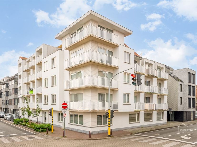 HOME 4 YOU VERKOOPT: Wakker worden met zon, zee en drie terrassen in hartje De Panne.<br />
Op de 2de verdieping van een verzorgde residentie vindt u