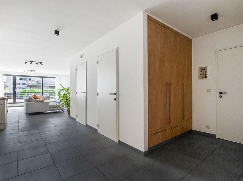 Instapklaar appartement met 2 slaapkamers, ruim terras en autostaanplaats<br />
Locatie<br />
Het appartement is gelegen op een gunstige locatie met v