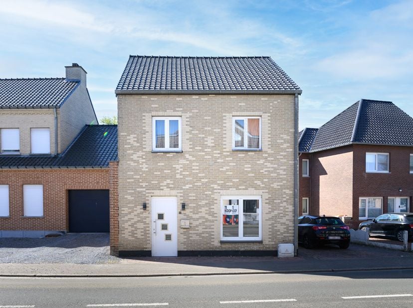 Charmante woning met grote tuin in As – veel potentieel!<br />
<br />
Welkom in deze karaktervolle woning gelegen aan de Steenweg 4 in As. Gebouwd in