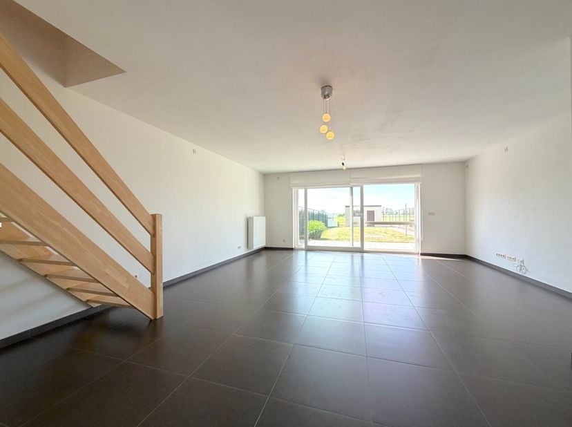 *** BEZOEKMOMENT *** Woensdag 17/6 van 17u-18u. Inschrijven verplicht!<br />
Deze energiezuinige gesloten bebouwing met drie slaapkamers resideert op