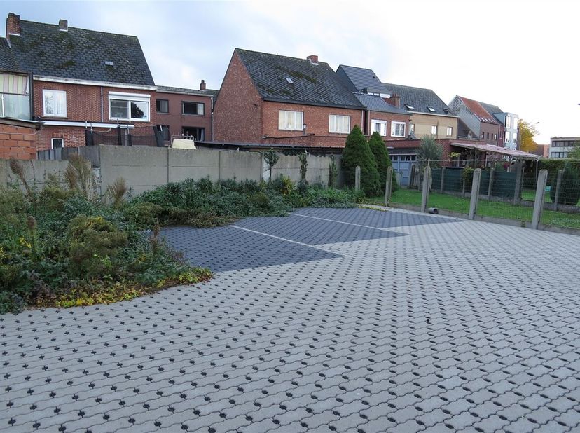Derniers 2 emplacements de parking en surface à vendre dans le centre de Geel, à proximité du ring<br />
Pour plus d'informations, contactez-nous au 0