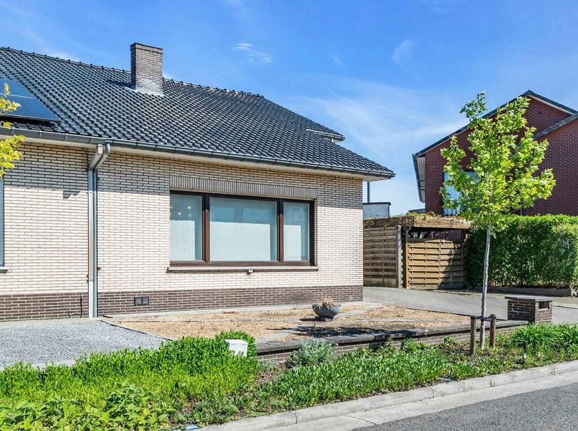 Verzorgde halfopen bebouwing met 3 slaapkamers, tuin en garage in rustige wijk te Hulst (Tessenderlo-Ham)<br />
In een rustige en residentiële buurt v
