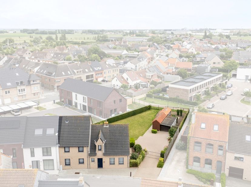 Deze verzorgde halfopen bebouwing, gebouwd in 2001, is gelegen op een prachtig perceel van maar liefst 848 m² in de dorpskern van Bredene. Met een bew