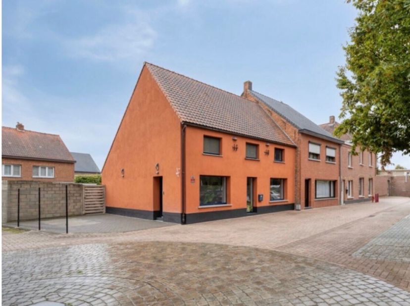 - EPC D - Geen renovatieverplichting<br />
- Geen asbest<br />
- Elektriciteit conform huidige wetgeving<br />
- 22 zonnepanelen met certificaten<br /