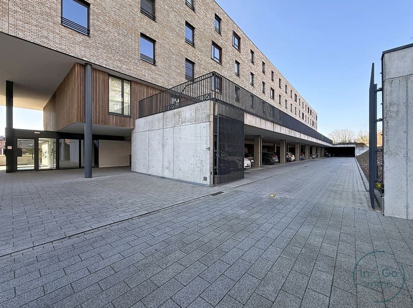 Op zoek naar een veilige en praktische parkeeroplossing in Heverlee? Deze overdekte bovengrondse autostaanplaats nr. 86 is gelegen in het verzorgde co