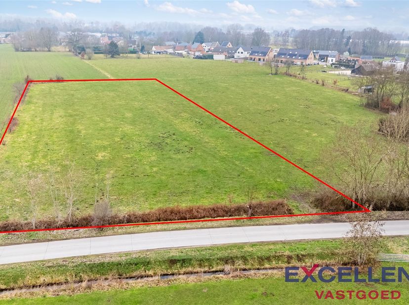 Dit uniek perceel landbouwgrond is zeer goed gelegen, op een boogscheut van de  E17 en de verbindingswegen.<br />
De strategische ligging maakt het i
