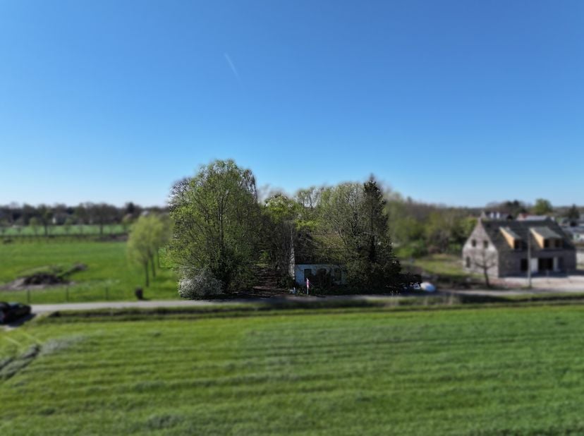 Dit perceel is gelegen in de Dragonderwegel en heeft een grote van 1590m2. Momenteel staat hier nog een woonhuis op. Hierdoor kan er aangekocht worden