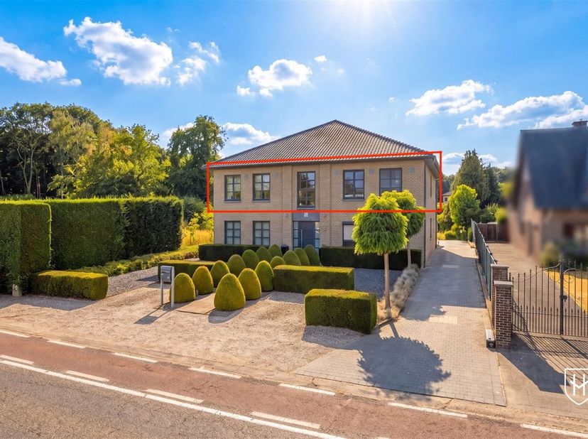 Stijlvol penthouse met 3 slaapkamers, een garage voor 2 wagens en 12 zonnepanelen, gelegen op de eerste verdieping in een kleinschalige residentie met