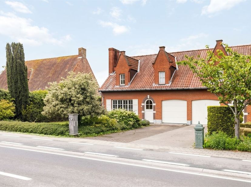 Zeer leuke half open bebouwing met mooie tuin op een zeer goede locatie in Meulebeke.  Deze woning is perfect voor ieder gezin en voldoet aan alle ver