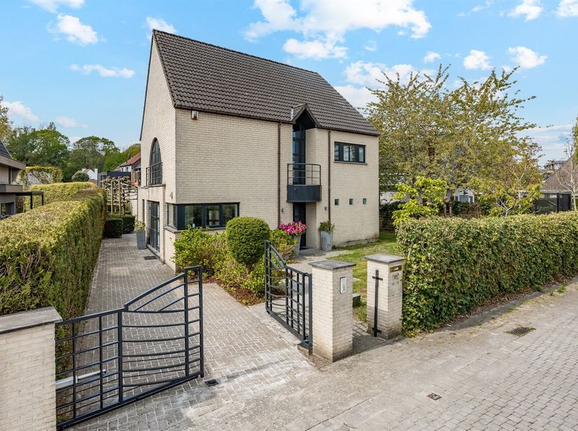 Gelegen langs de Brusselsesteenweg 175 te Aalst, op de grens met Erembodegem, bevindt zich deze goed onderhouden woning (bouwjaar 1995) met verrassend