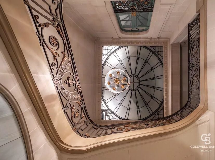 Een opmerkelijk herenhuis in Beaux-Artsstijl, gebouwd in 1916 voor de familie Vaxelaire en uitgebreid in 1928, vormt het Hôtel Vaxelaire een uitzonder