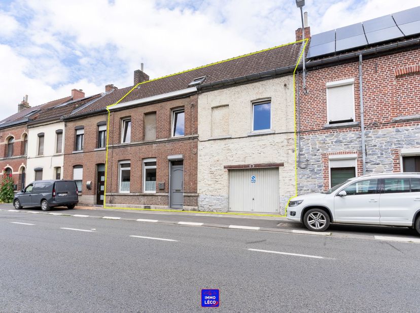 Au rez-de-chaussée : Hall d'entrée avec escalier apparent, accès direct à un garage pour une voiture, séjour en deux parties : lumineuse salle à mange