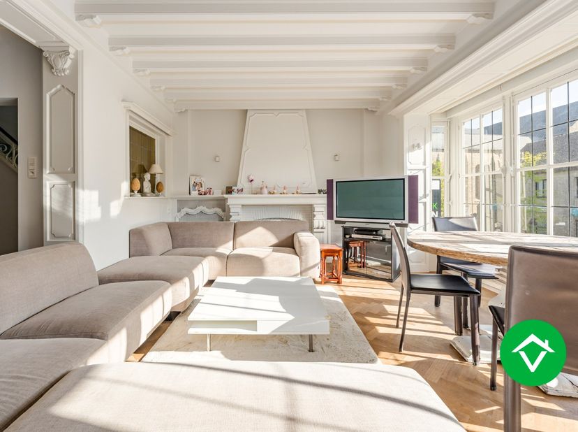 Dit prachtige triplex appartement in het hart van Torhout is een unieke kans voor wie op zoek is naar ruimte en comfort. Met maar liefst 5 slaapkamers