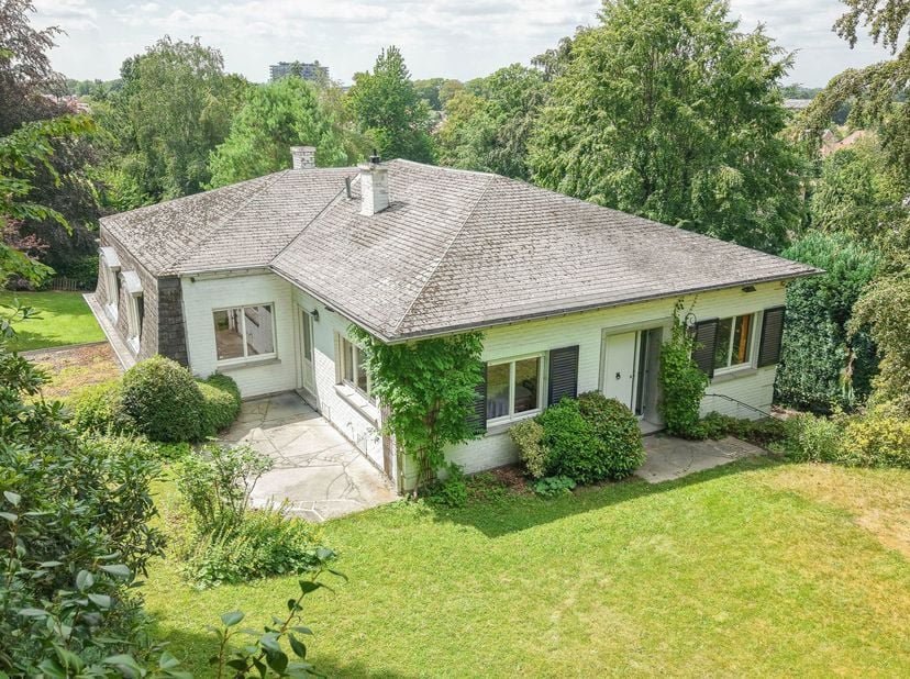 Maxime Real Estate presenteert deze lichtrijke halfopen villa van 238 m² (EPC), ideaal gelegen, in een rustige en groene residentiële omgeving, op wan