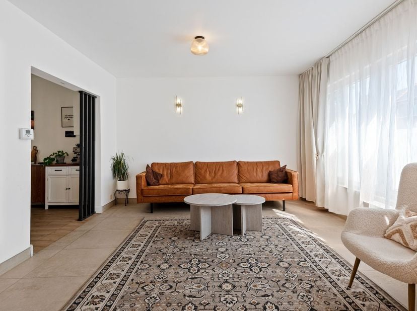 Gerenoveerde bel-étage met 3 slaapkamers en inpandige garage<br />
<br />
Ligging:<br />
Deze woning is rustig gelegen in de Akker te Ekeren, een a