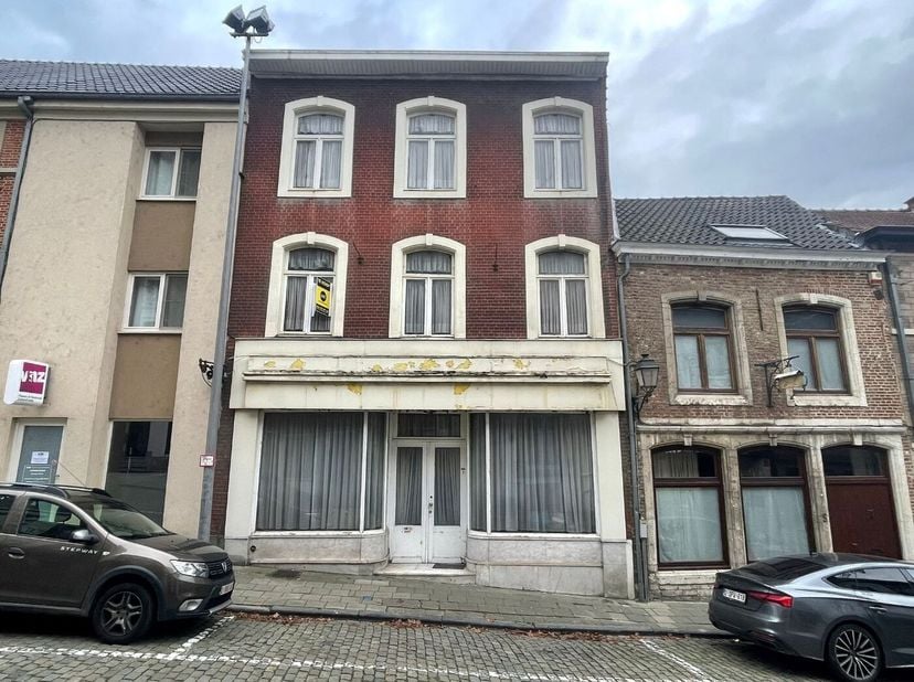 Rijwoning, ideaal gelegen te Wolmarkt 7 in Tienen. Via de gelijkvloers komen we binnen in een polyvalente, grote ruimte die kan dienen als extra leefr