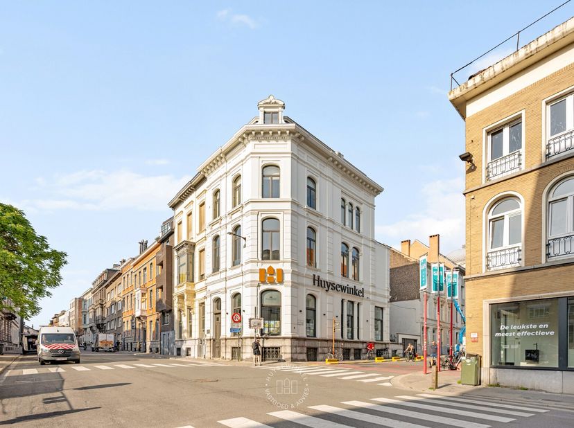 Dit karaktervol duplex appartement is gelegen op een boogscheut van het Sint- Pietersplein, Zuidpark alsook historisch centrum van Gent en invalswegen