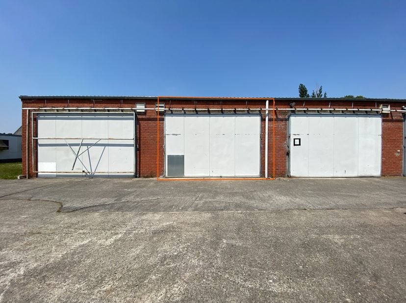 Nabij het centrum van Roeselare, kan u deze ruime opslagplaats/loods/magazijn (nummer 5) terugvinden.&amp;nbsp;&amp;nbsp;<br />
De eigendom is vlot bereikbaar