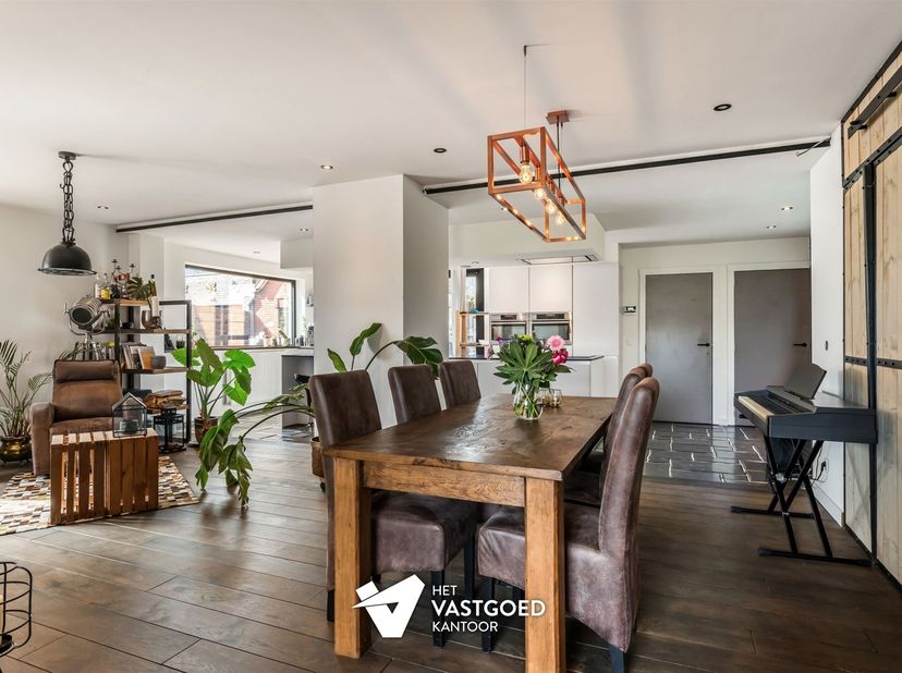 Stijlvolle gerenoveerde woning gelegen op een mooi uitgestrekt perceel van 11a64ca te Beverlo.<br />
<br />
Deze woning werd volledig en kwalitatief