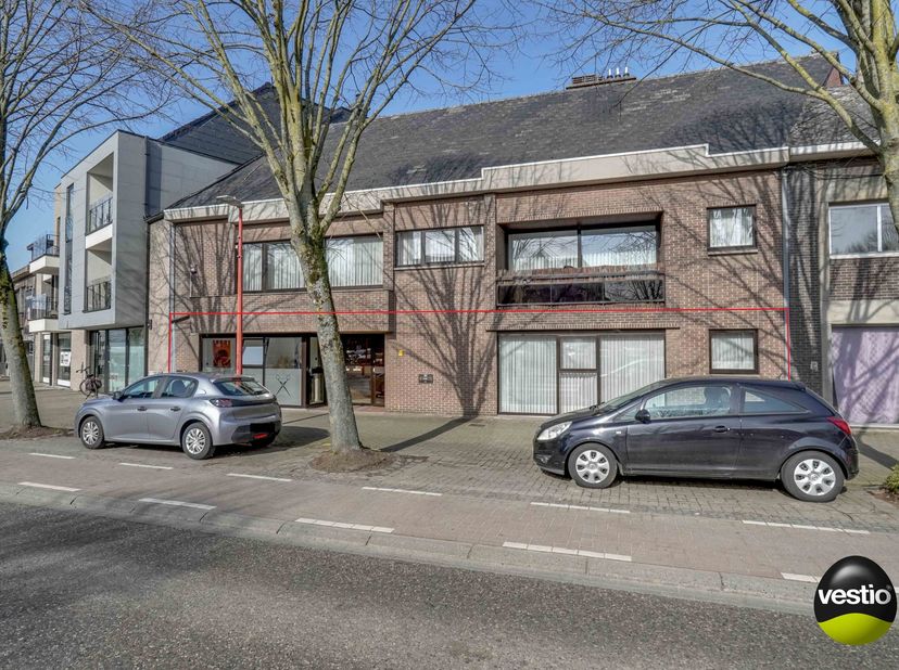 GELIJKVLOERS APPARTEMENT 3 SLAAPKAMERS 171 M² + HANDELSRUIMTE + TUIN + 5 GARAGES + ZOLDER<br />
<br />
Dit uitzonderlijke aanbod is gelegen in het cen