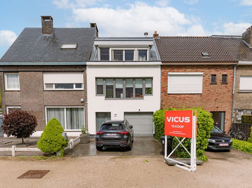 Ben je op zoek naar een ruime woning met karakter en een uitstekende ligging in Gent? Dan is deze woning aan de Brugsevaart 131 zeker een bezoek waard