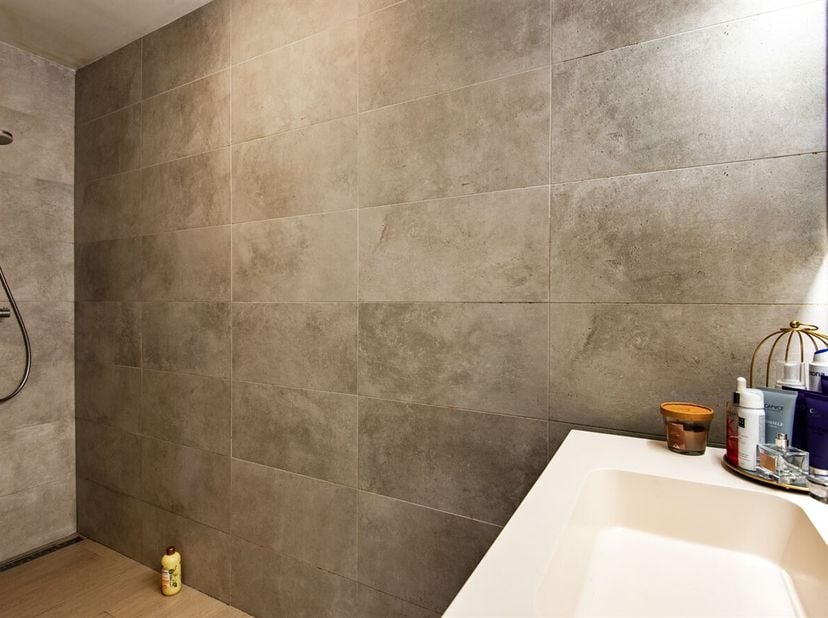 Appartement récent sur le toit avec 1 chambre à coucher et terrasse sud sur un emplacement de choix à Edegem !<br />
Situation : Situé dans le quartie