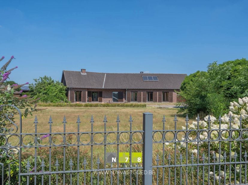 VRIJSTAANDE GELIJKVLOERSE WONING MET 4 SLAAPKAMERS, BIJGEBOUW, LOODS OP EEN PERCEEL VAN 43A97CA TE OUDSBERGEN<br />
TROEVEN<br />
- Zeer landelijk en