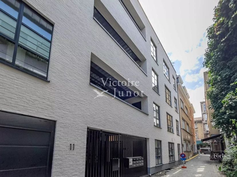 Situé rue du Pays de Liège, une ruelle entre la rue de Flandre et le Quai aux Briques, le projet Â Vismet Â, propose cet espace de 47m² livré casco po