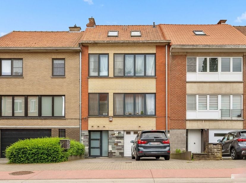 Deze interessante opbrengsteigendom in Wemmel biedt tal van mogelijkheden en is ideaal voor wie op zoek is naar een investering met potentieel.<br />