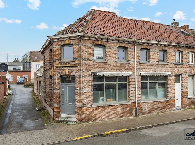 Welkom in deze uitnodigende woning in Temse, een prachtig pand met veel potentieel! Dit ruime huis beschikt over 249 m² bewoonbare oppervlakte verdeel