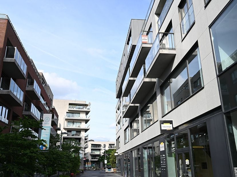 Dit verzorgd appartement op de derde verdieping, gelegen op de Munt, biedt een ideale combinatie van ruimte, licht en een uitstekende ligging.<br />
<