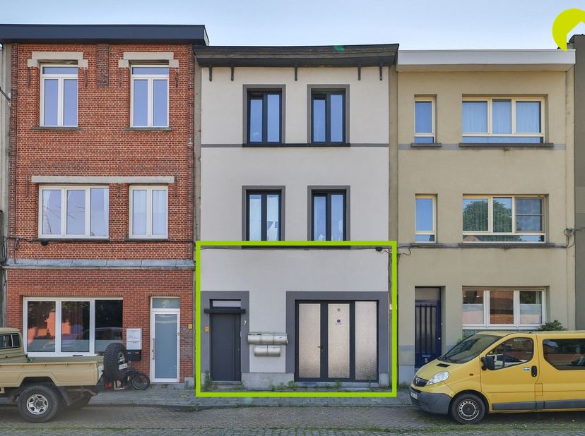 Ce bâtiment multifonctionnel est situé dans le quartier Groenenhoek à Berchem et comprend un entrepôt/atelier au rez-de-chaussée et des bureaux à l'ét