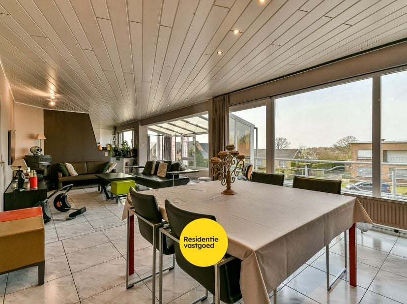 Dit appartement bevat een inkomhal met trap naar boven. Op de eerste verdieping is een ruime living met eetruimte aanwezig met aansluitend de keuken.