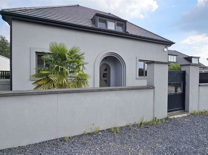 Prix: Offre à partir de 450.000 euros, frais d'agence non inclus et à charge de l'acquéreur.<br />
Jolie villa habitable rapidement et comprenant:<br