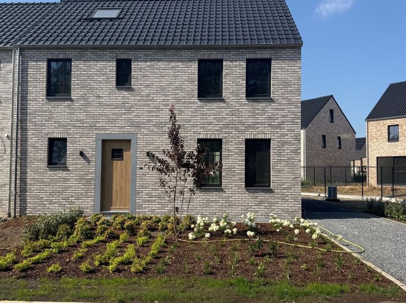 Luxueuze BEN-woning op een rustige locatie te Kinrooi<br />
<br />
Deze energiezuinige nieuwbouwwoning is gelegen aan de Kruisstraat te Kinrooi, een