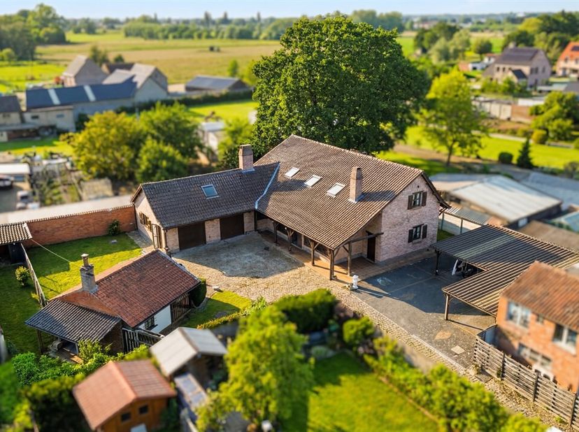 Deze open bebouwing, gebouwd in 1988, is gelegen op een zeer gunstige en rustige locatie in het landelijke Herdersem. Dankzij de praktische indeling i