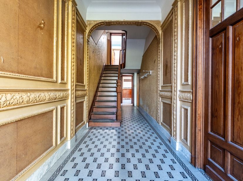 Rebecq-centrum, prachtig huis uit de jaren ’30 (4 slaapkamers/badkamer) met royale ruimtes en veel lichtinval, gelegen op een perceel van 3,88 are. Id