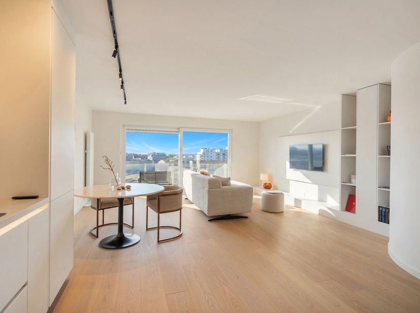 Volledig gerenoveerd en instapklaar appartement in Zeebrugge met prachtig uitzicht op de jachthaven. Via de inkomhal komt u in de lichtrijke leefruimt