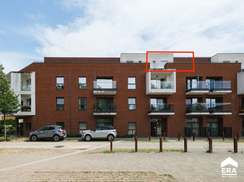Deze full-service flat met 1 slaapkamer, terras en kelderberging kent een goede ligging aan de stadsrand en vlak tegen het "Franse Bos". Het maakt dee