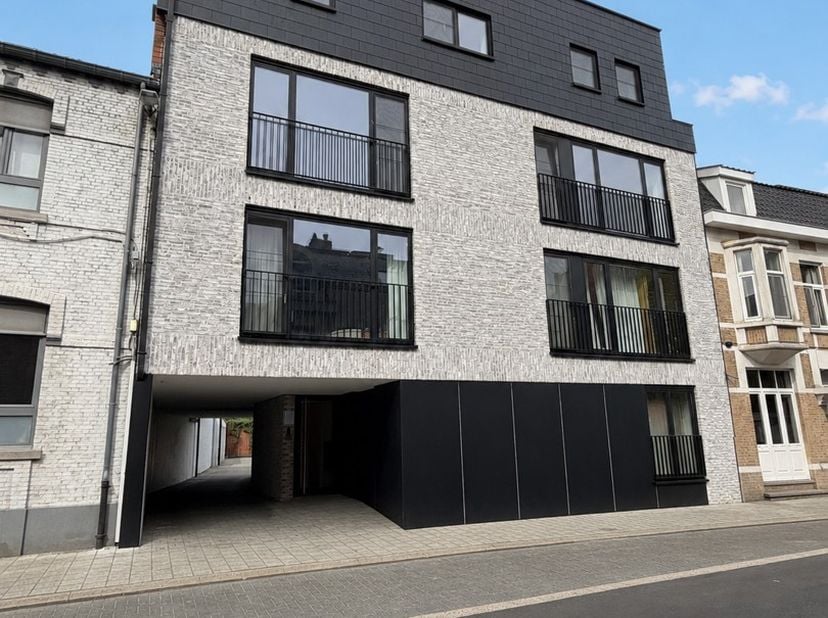 Gloednieuwe studio op 2de verdieping van een kleinschalig project op wandelafstand van centrum van Hasselt. De open leefruimte combineert een moderne