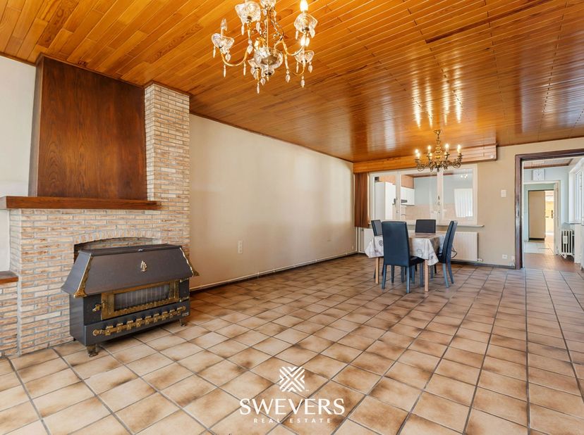 Voor meer info en foto’s, surf naar www.swevers.be – Halfopen woning met renovatiepotentieel gelegen aan de Grote Eggestraat 18 in Zonhoven. Gebouwd i