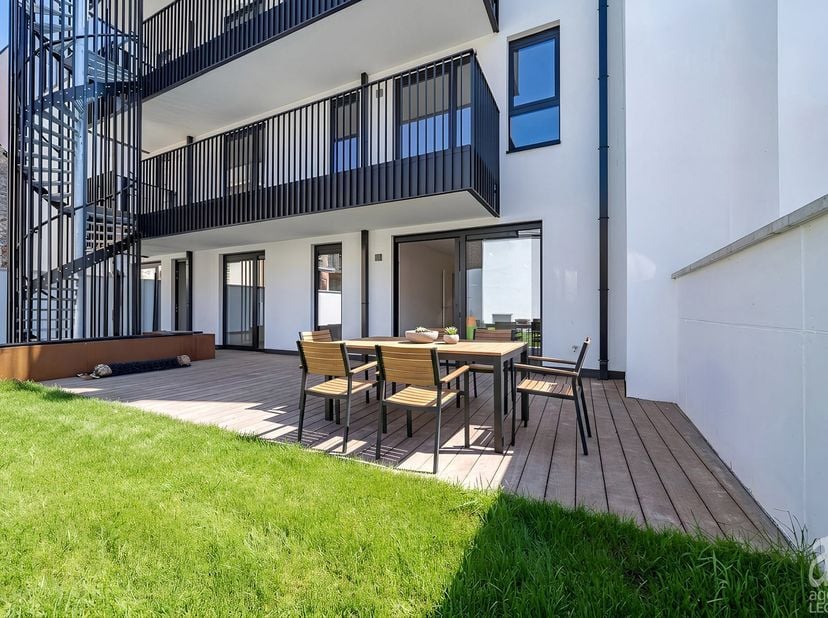 L’agence Leclercq vous présente ce superbe appartement de 97,9m², situé au rez-de-chaussée de la prestigieuse Résidence 7e Art, en plein centre de Tou