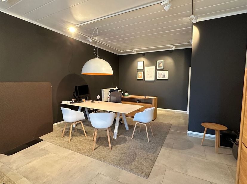 Handelspand op goede locatie in Heist-op-den-Berg<br />
Commercieel pand vlakbij centrum Heist-op-den-Berg. Het pand heeft een oppervlakte van 69m² (c