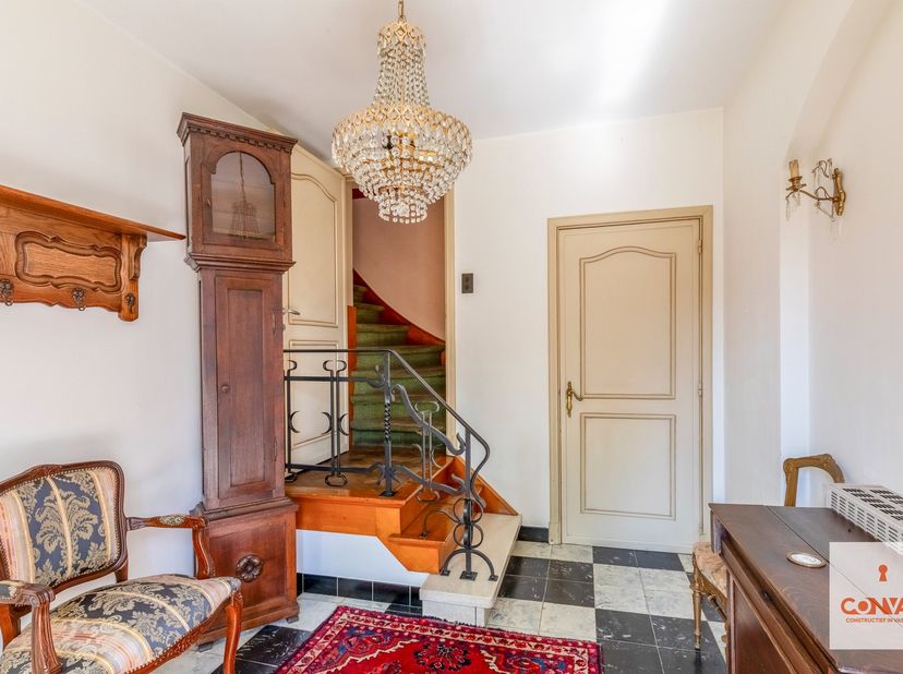 Deze te renoveren villa is uitstekend gelegen op wandelafstand van het centrum van Oostakker en heeft lokale handelaars, scholen en eetgelegenheden in