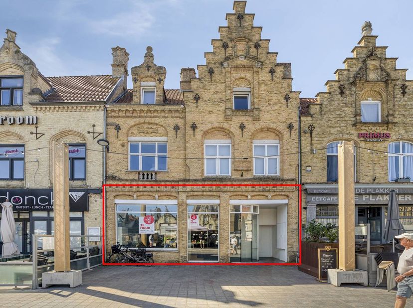 Ce bâtiment commercial, situé sur la Grote Markt dans le centre de Furnes, offre de nombreuses opportunités.<br />
Avec ses 178 m² d'espace commercial