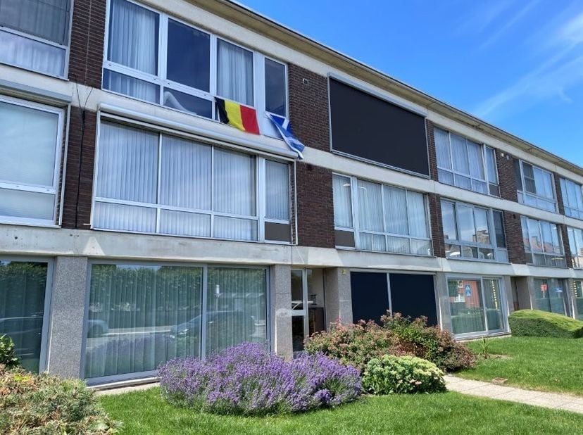 Weldra te koop: volledig gerenoveerd appartement met nieuwe keuken, nieuwe badkamer met inloopdouche en nieuwe afzonderlijke WC. Goed onderhouden 2 sl