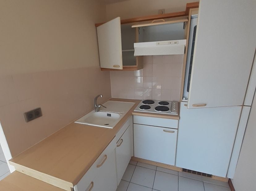EEN STUDIO MET LEEFRUIMTE TE RUNKST. BINNEN DE GROTE EN KLEINE RING. OP WANDELAFSTAND VAN HET STATION EN CENTRUM TE HASSELT.<br />
WIL JE DEZE STUDIO