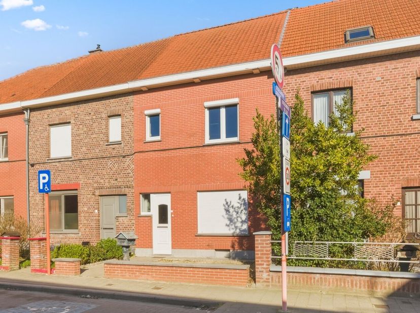 Deze ruime gezinswoning heeft tal van mogelijkheden. Dankzij de grote raampartijen geniet de woning van een aangename en overvloedige lichtinval, wat