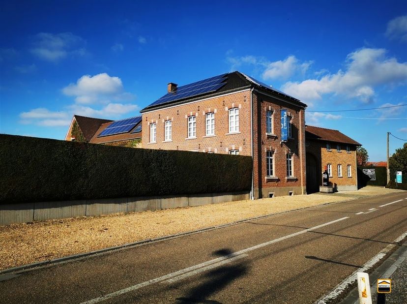Unieke horecazaak met luxe B&amp;B en privéwoning in volledig gerenoveerde vierkantshoeve<br />
met ruim perceel bouwgrond. <br />
*EPC C * ASBESTVEILIG